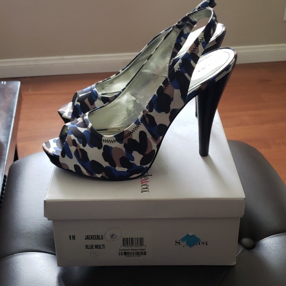 Stiletto heel pumps platform size 9